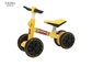 Baby-Roller EVA Wheels A ohne Pedale und ein Baby-Spielzeug