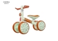 Baby-Roller EVA Wheels A ohne Pedale und ein Baby-Spielzeug